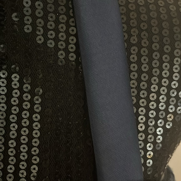 Lace gown - Picture 4 of 9